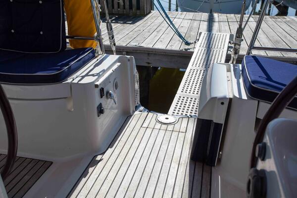 Dazzzlr 50ft Beneteau Yacht For Sale