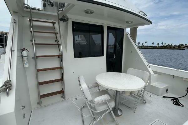Cockpit w/ table/chairs