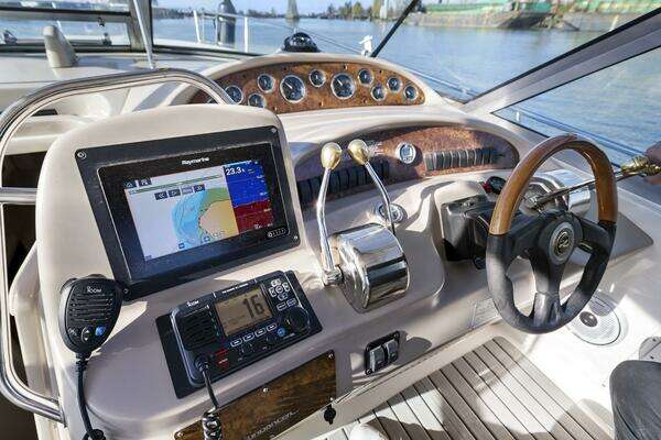 Photo of the 2001 Sea Ray 