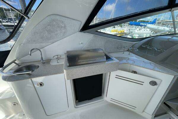 Photo of the 2010 Sea Ray 330 Sundancer