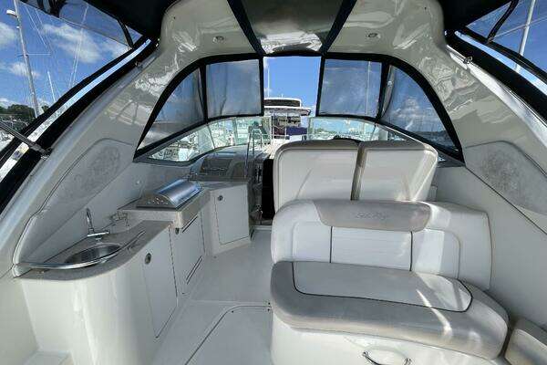 Photo of the 2010 Sea Ray 330 Sundancer