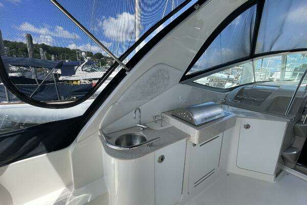 Photo of the 2010 Sea Ray 330 Sundancer
