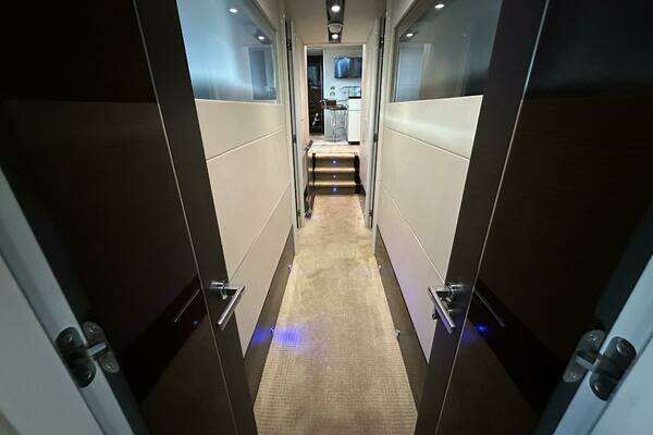 Lazzara Yachts LSX 75 Yacht For Sale