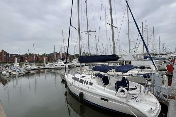 TO THE MOON  amp  BACK 33ft Hunter Yacht For Sale