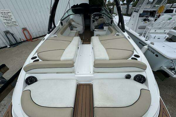 Photo of the 2017 Rinker QX 29