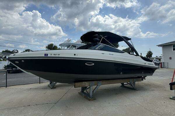 Photo of the 2017 Rinker QX 29