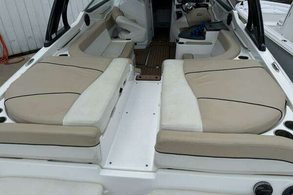 Photo of the 2017 Rinker QX 29