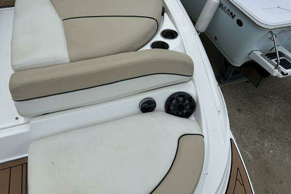 Photo of the 2017 Rinker QX 29