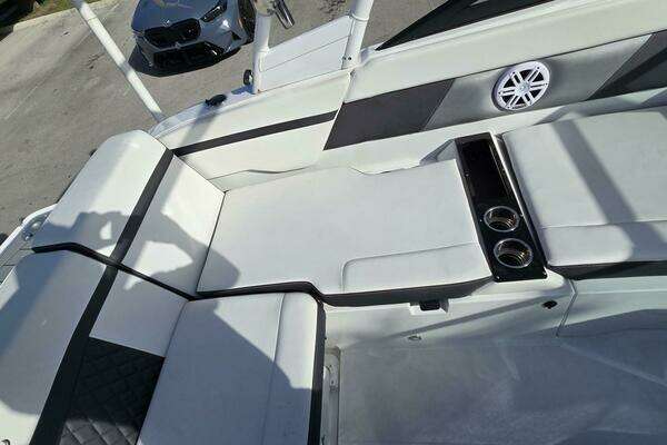 Photo of the 2023 Monterey M225