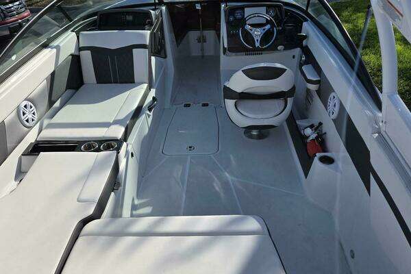 Photo of the 2023 Monterey M225