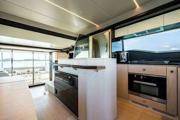 Azimut 66 Flybridge Yacht For Sale