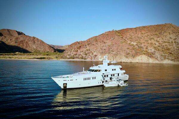 Photo of the 2003 Royal Denship Motor Yacht "UNFORGETTABLE"