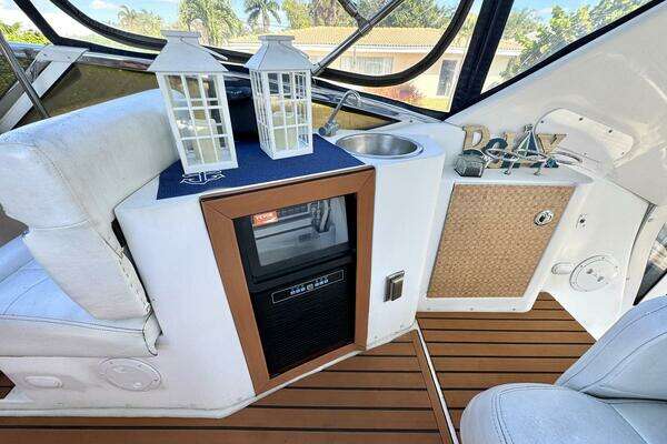 Photo of the 2001 Carver 40 Flybridge "CRAVER"