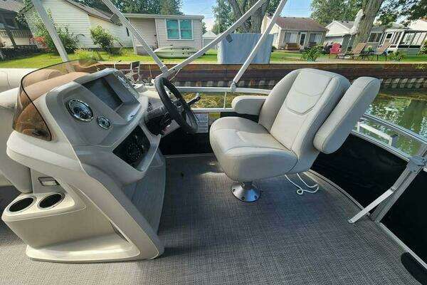 Photo of the 2023 SunChaser Vista 16