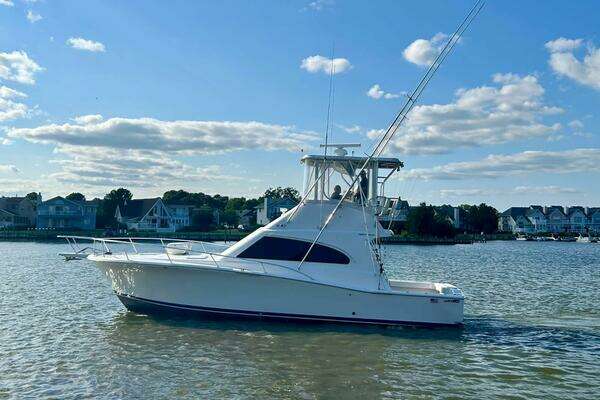 2005 Luhrs 38