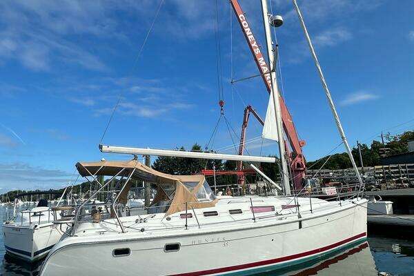 Photo of the 2005 Hunter 38