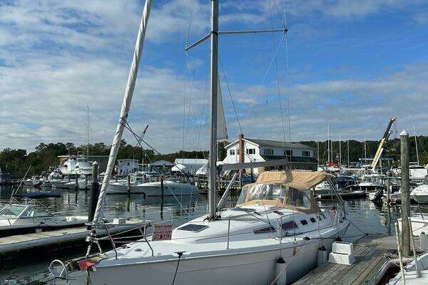 Photo of the 2005 Hunter 38