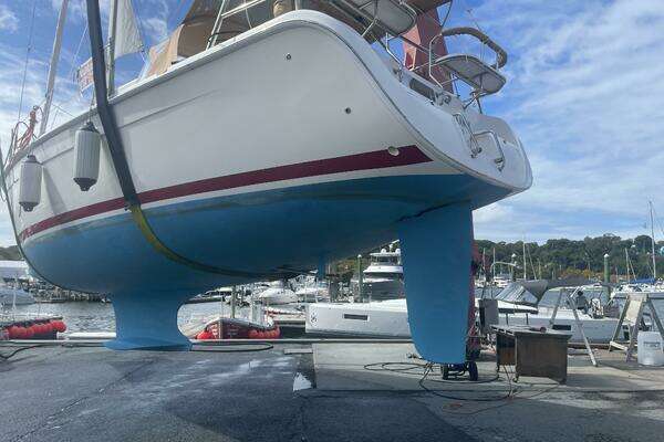 Photo of the 2005 Hunter 38