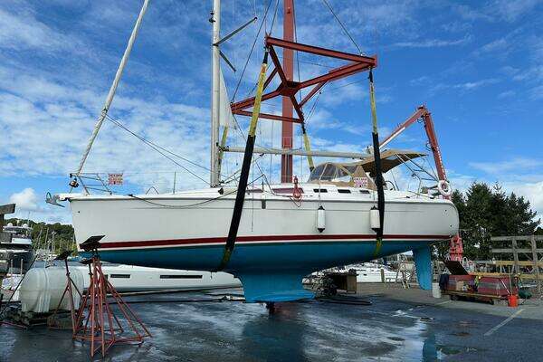 Photo of the 2005 Hunter 38