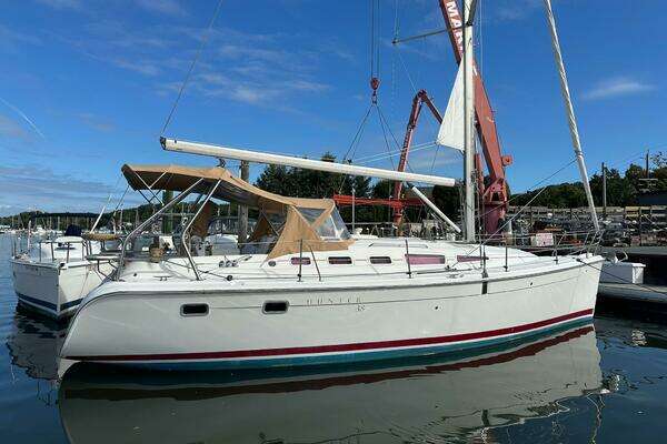 Photo of the 2005 Hunter 38