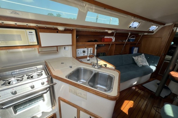 HAUNTED by WATER 32ft Catalina Yacht For Sale