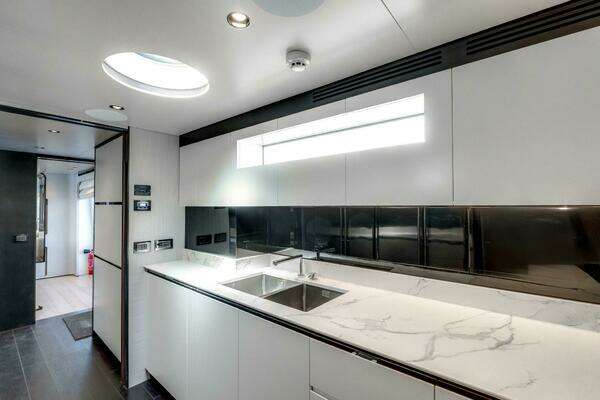 Azimut 27 Metri Yacht For Sale