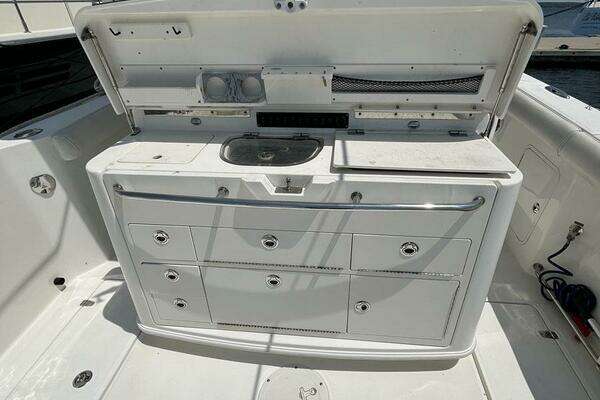 Boston Whaler 350 Outrage Yacht For Sale