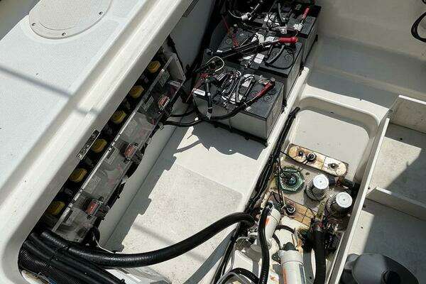 Boston Whaler 350 Outrage Yacht For Sale