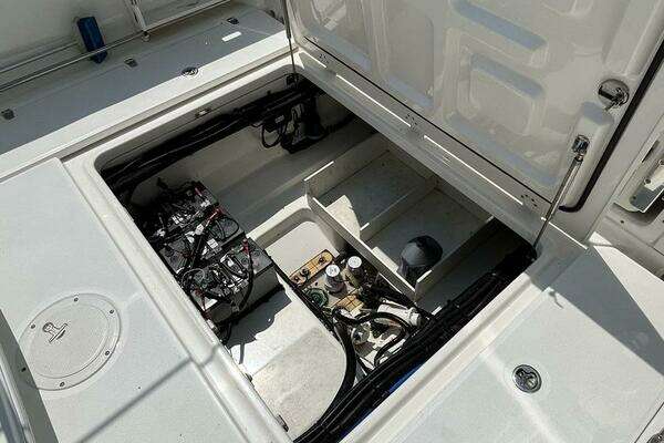 Boston Whaler 350 Outrage Yacht For Sale