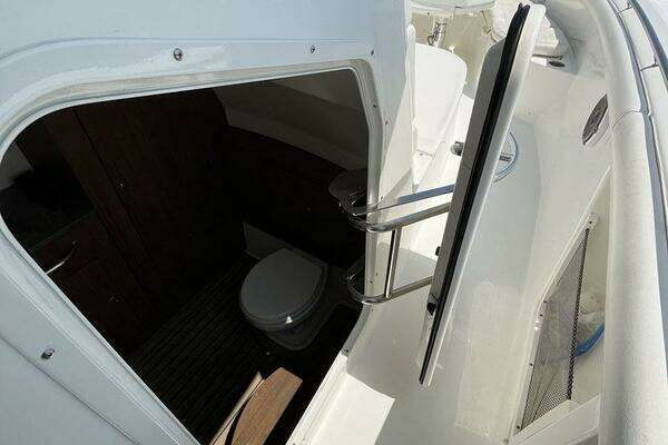 Boston Whaler 350 Outrage Yacht For Sale