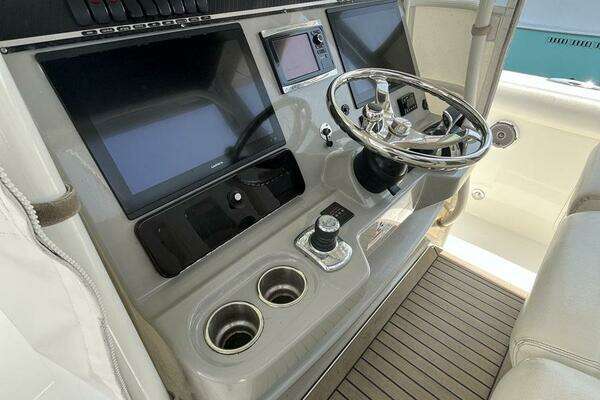 Boston Whaler 350 Outrage Yacht For Sale