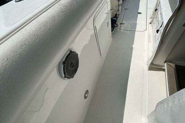 Boston Whaler 350 Outrage Yacht For Sale