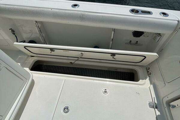 Boston Whaler 350 Outrage Yacht For Sale