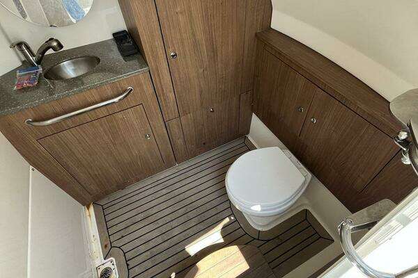 Boston Whaler 350 Outrage Yacht For Sale