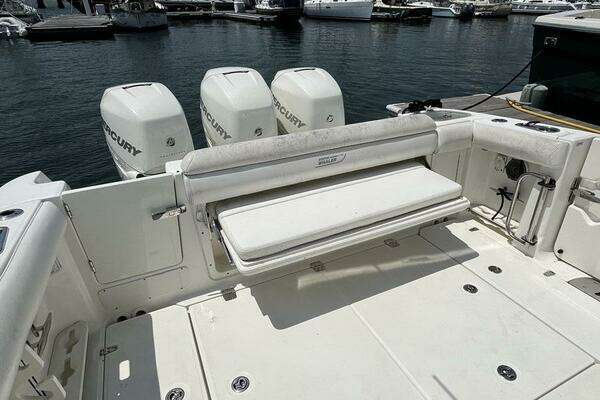 Boston Whaler 350 Outrage Yacht For Sale