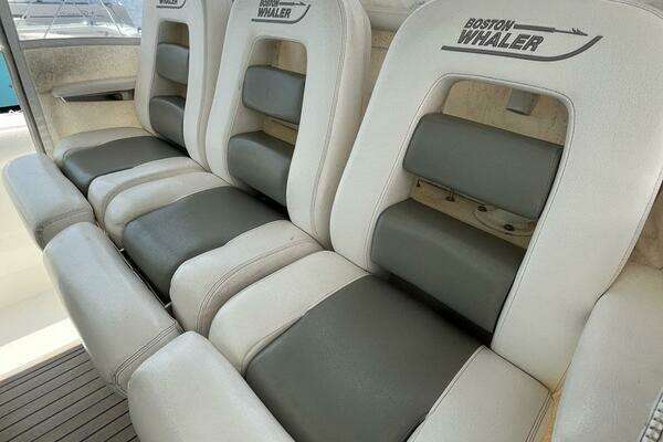 Boston Whaler 350 Outrage Yacht For Sale