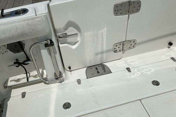 Boston Whaler 350 Outrage Yacht For Sale