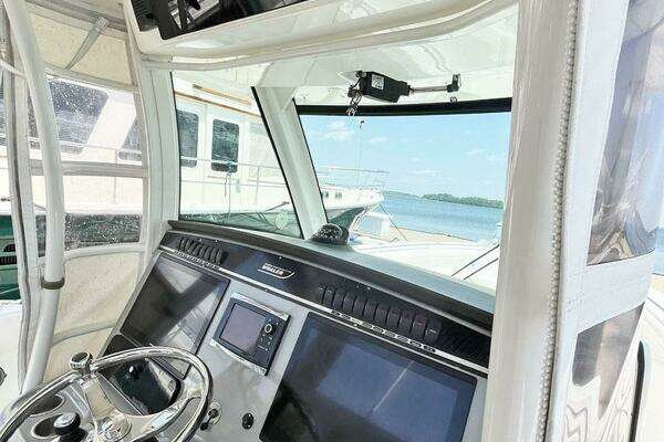 Boston Whaler 350 Outrage Yacht For Sale