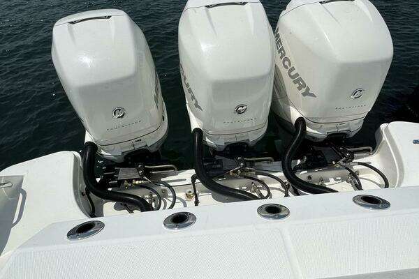 Boston Whaler 350 Outrage Yacht For Sale