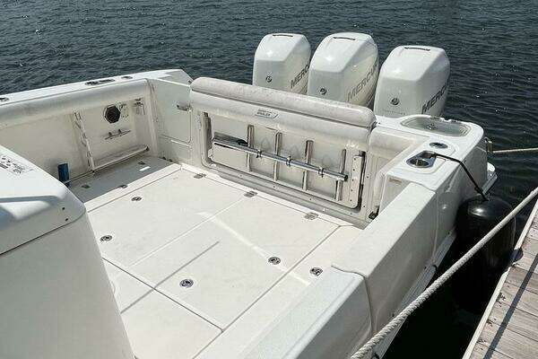 Boston Whaler 350 Outrage Yacht For Sale