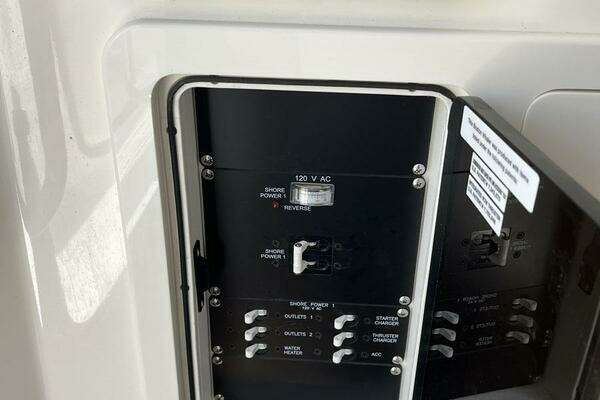 Boston Whaler 350 Outrage Yacht For Sale