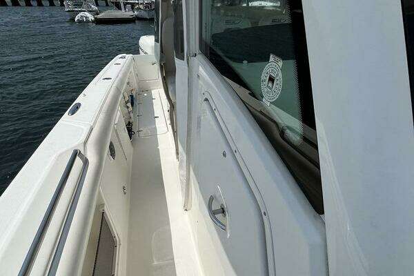 Boston Whaler 350 Outrage Yacht For Sale