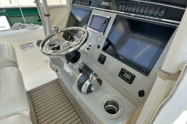 Boston Whaler 350 Outrage Yacht For Sale