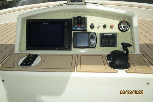 45' Northwest flybridge helm3