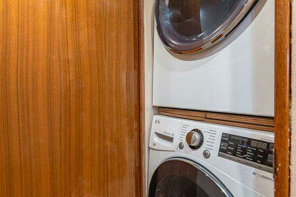 2004 Viking Boats 74