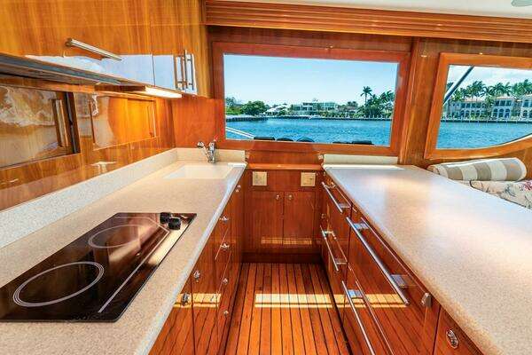2005 Hatteras 50