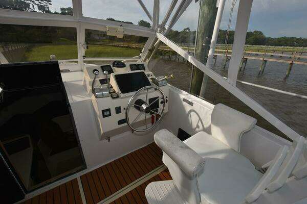 Photo of the 2001 Carolina Classic 28 Express Fisherman