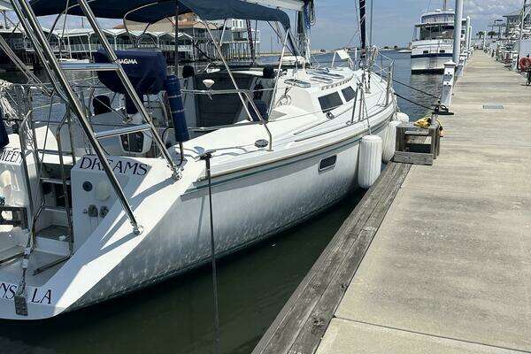Photo of the 1991 Catalina 42 MKI "Between Dreams"
