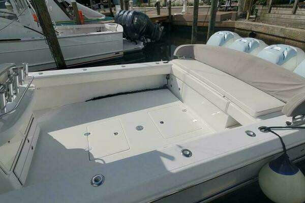 Photo of the 2014 Bahama 41 FS "DRAGONFLY"