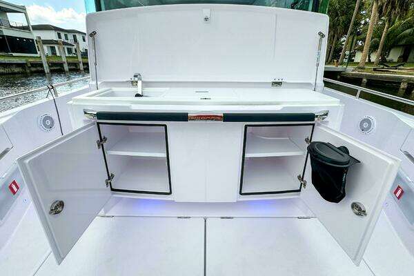 Axopar 37XC CROSS CABIN Yacht For Sale
